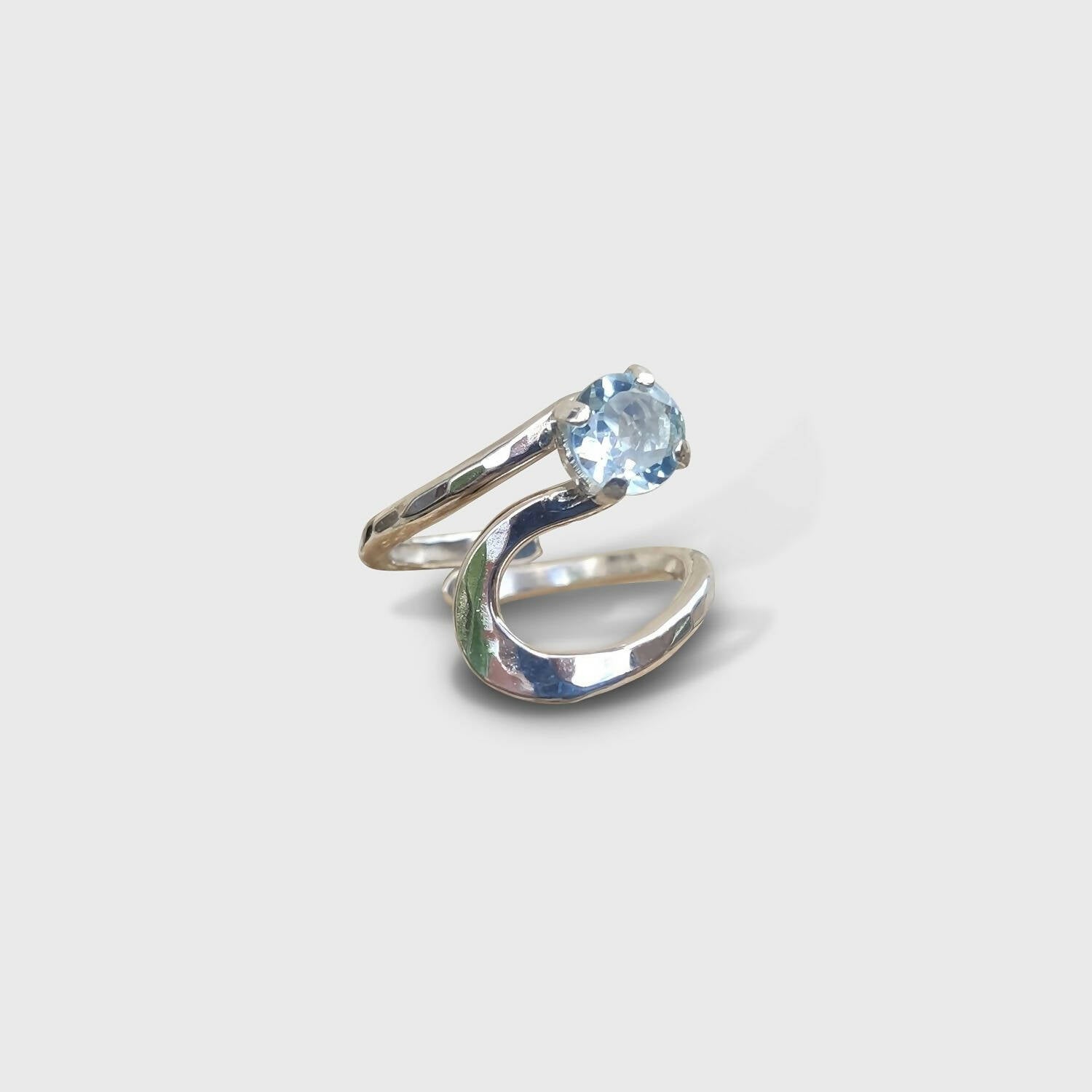 Bague VENUSIA en argent avec une topaze bleue. | EMPREINTES Paris
