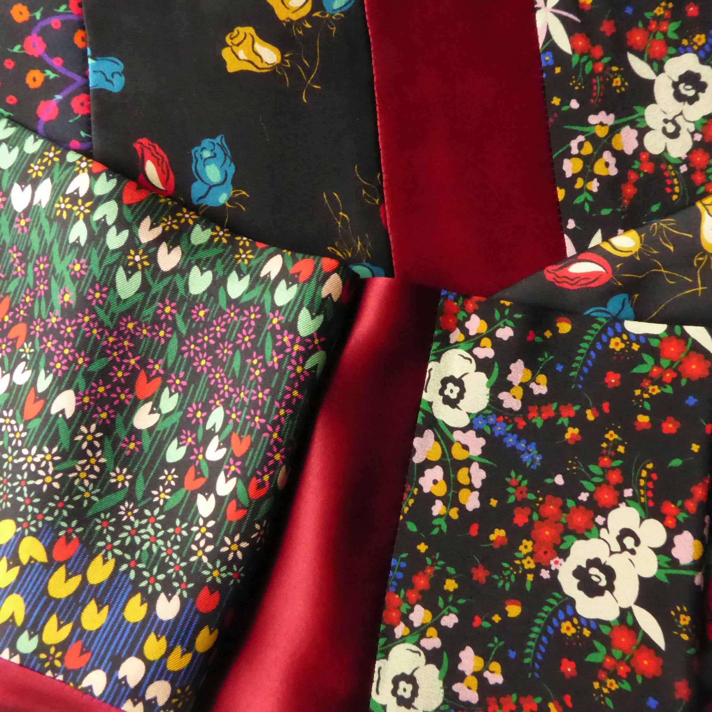 Écharpe soie floral rouge et noir | EMPREINTES Paris