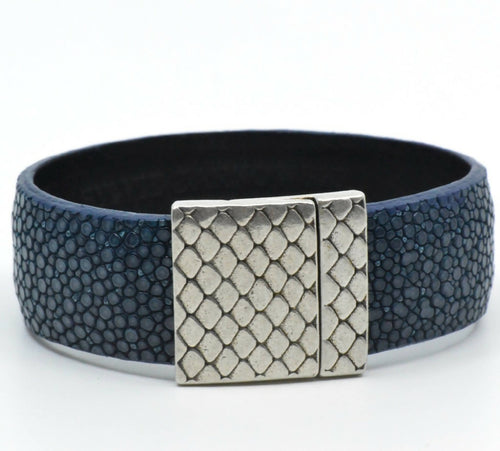 Manchette galuchat bleu de prusse- Fermoir "écailles" | EMPREINTES Paris - EMPREINTES Paris