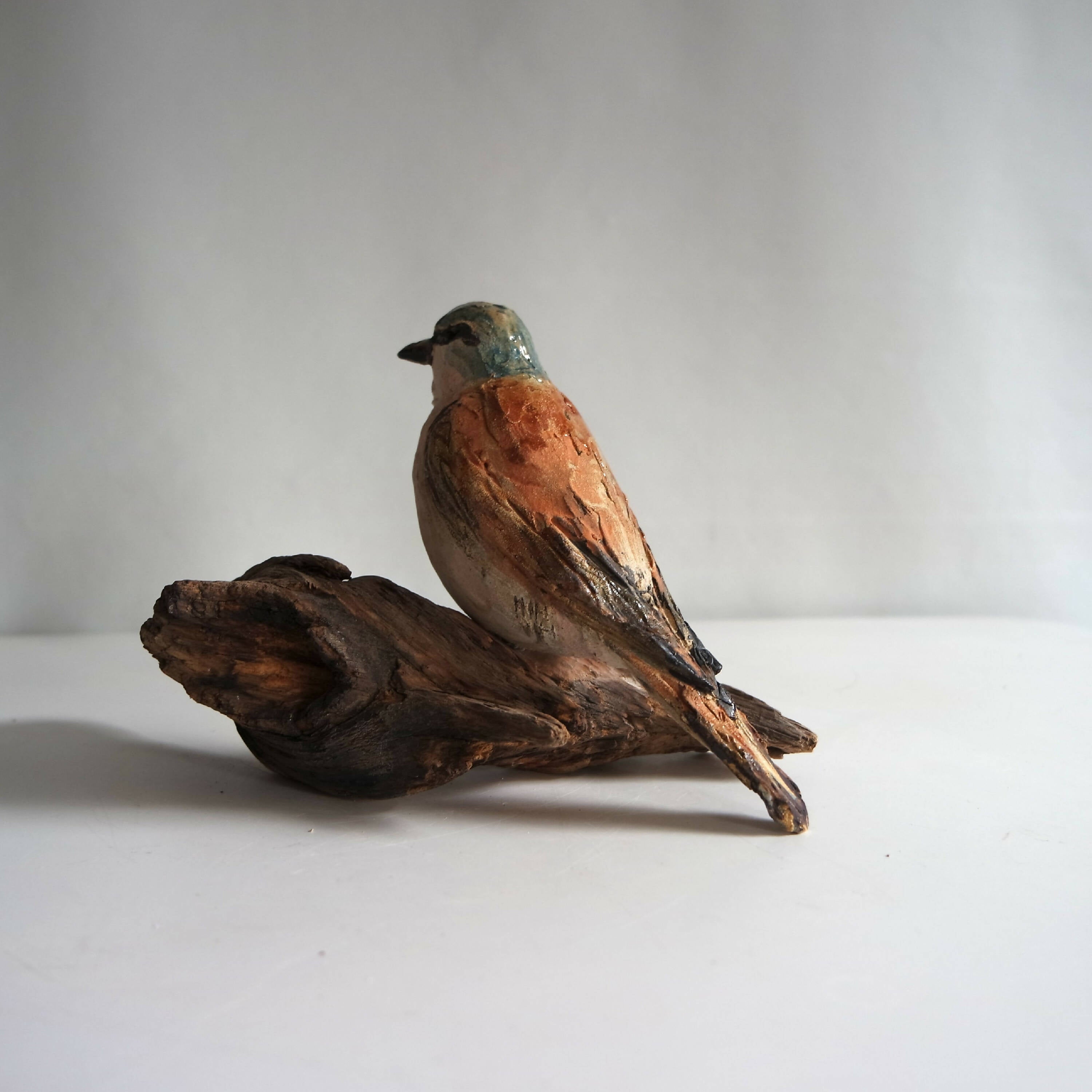 Sculpture Pie grièche sur fragment de bois | EMPREINTES Paris