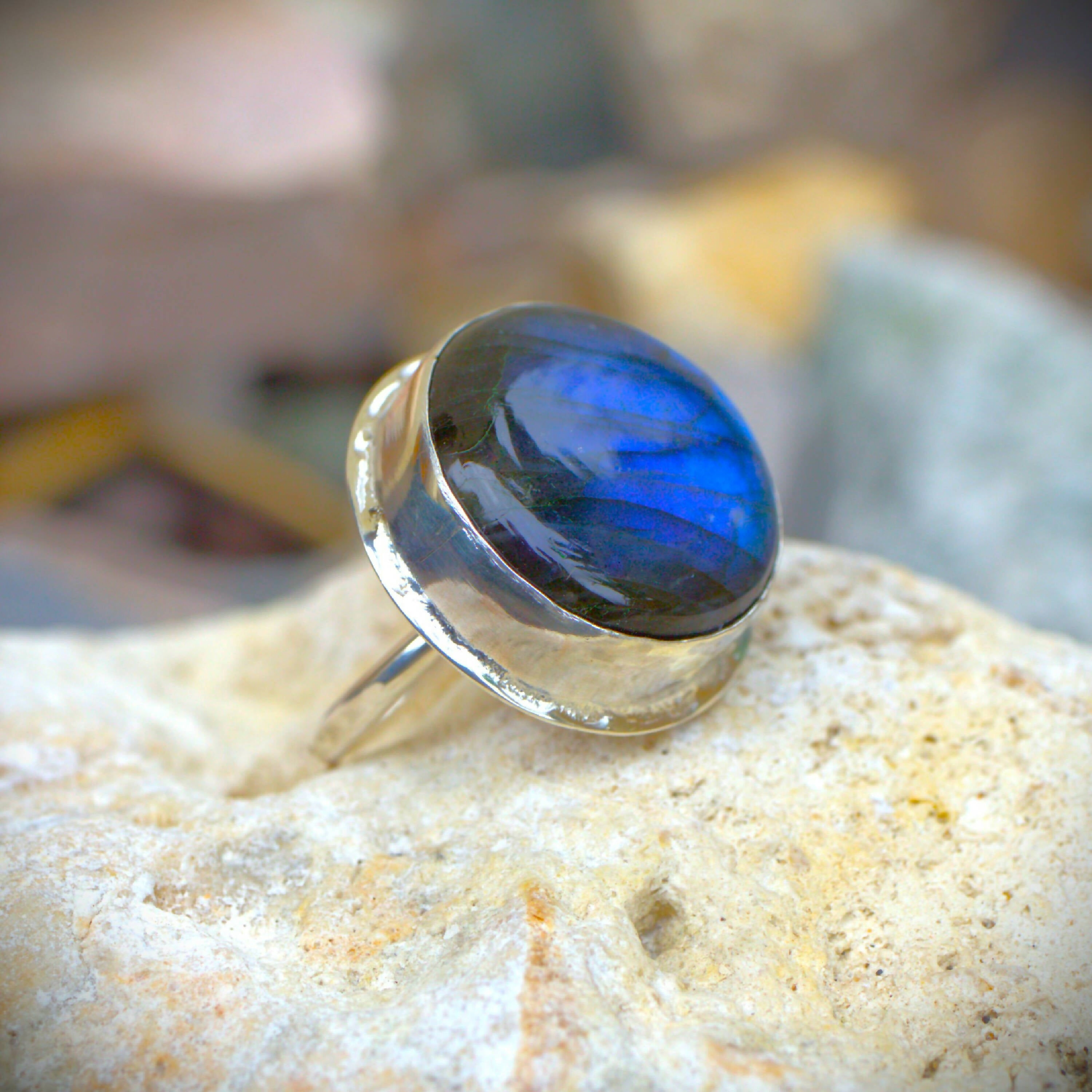 Bague martelée en argent avec une labradorite bleue, modèle Neptune | EMPREINTES Paris