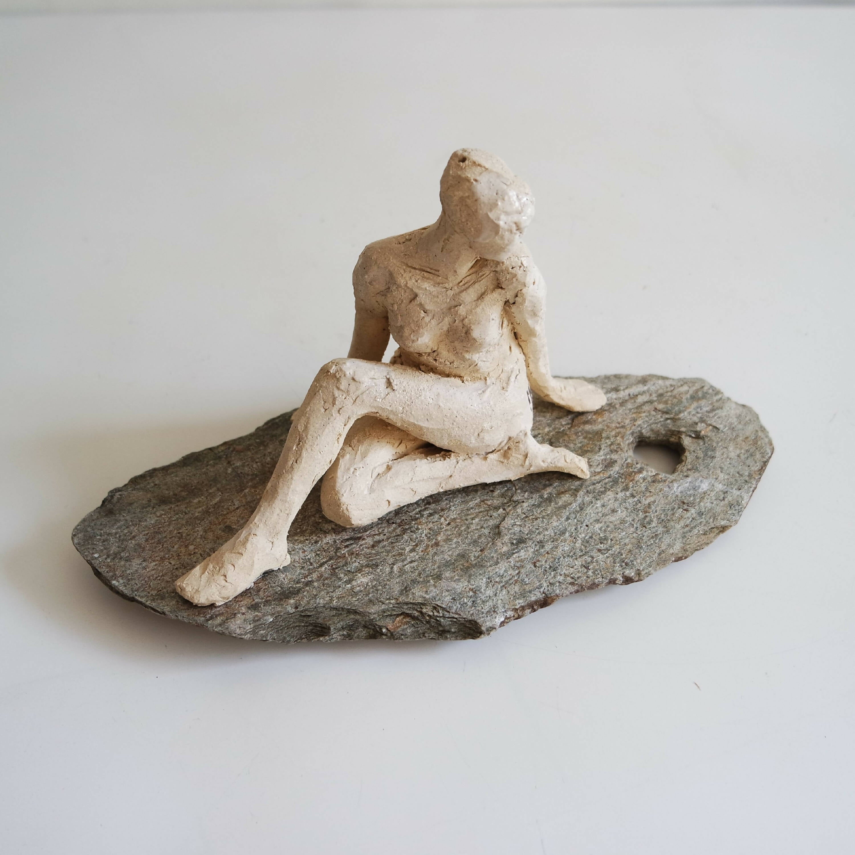 Sculpture Femme assise sur lauze | EMPREINTES Paris