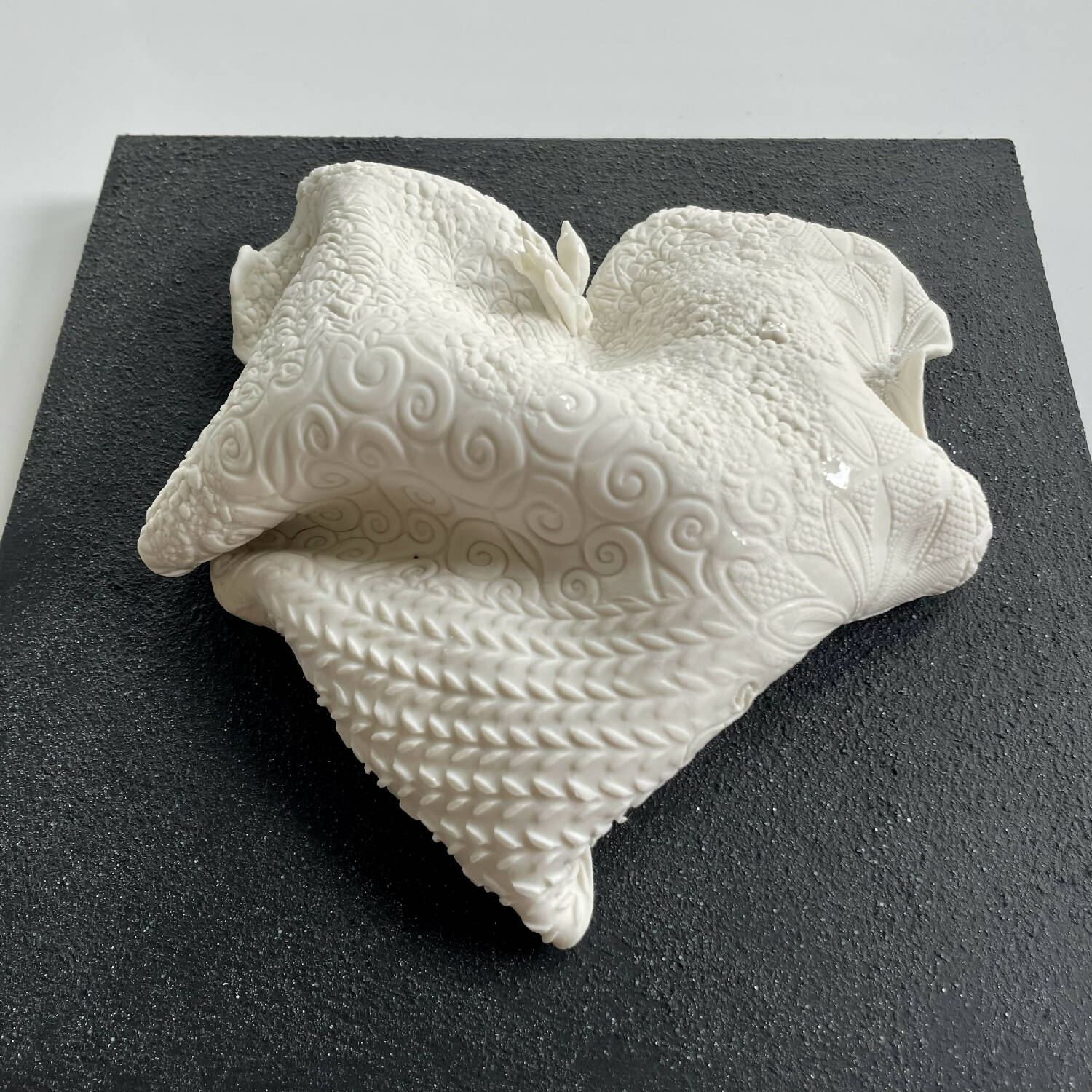 bas_relief_tableau_collection_coeur_porcelaine_dentelle_3_guenaelle_grassi copie | EMPREINTES Paris