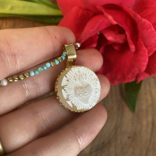 coeur sacré, religieux, antique, reproduction, musée, printemps, pastel, majestueux, bijou symbolique, ethnique, romantique, chic bohème, amoureux, collier pour femme, art déco, art nouveau, idées cadeaux pour elle, saint Valentin, piece unique, tour de cou, pierre semi-precieuse, pate de verre, cristal | EMPREINTES Paris - EMPREINTES Paris