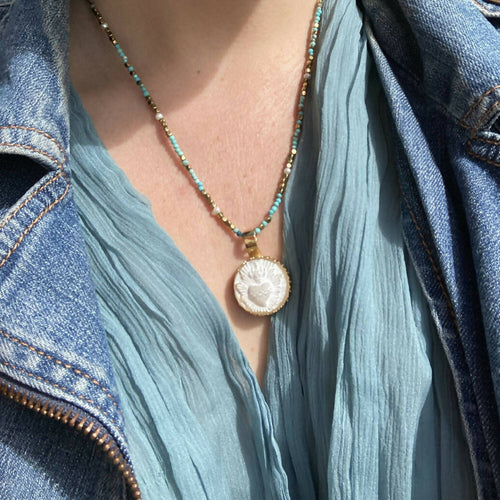 coeur sacré, religieux, antique, reproduction, musée, printemps, pastel, majestueux, bijou symbolique, ethnique, romantique, chic bohème, amoureux, collier pour femme, art déco, art nouveau, idées cadeaux pour elle, saint Valentin, piece unique, tour de cou, pierre semi-precieuse, pate de verre, cristal | EMPREINTES Paris - EMPREINTES Paris