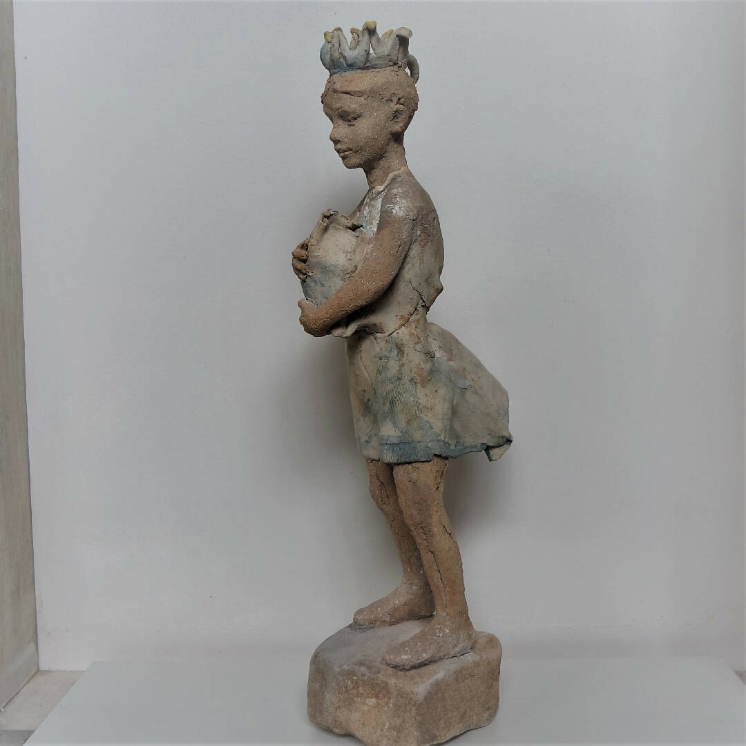 Sculpture La petite princesse au paquet | EMPREINTES Paris | EMPREINTES Paris