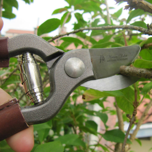 Sécateur forgé petit modèle manche cuir et Etui cuir | EMPREINTES Paris - EMPREINTES Paris