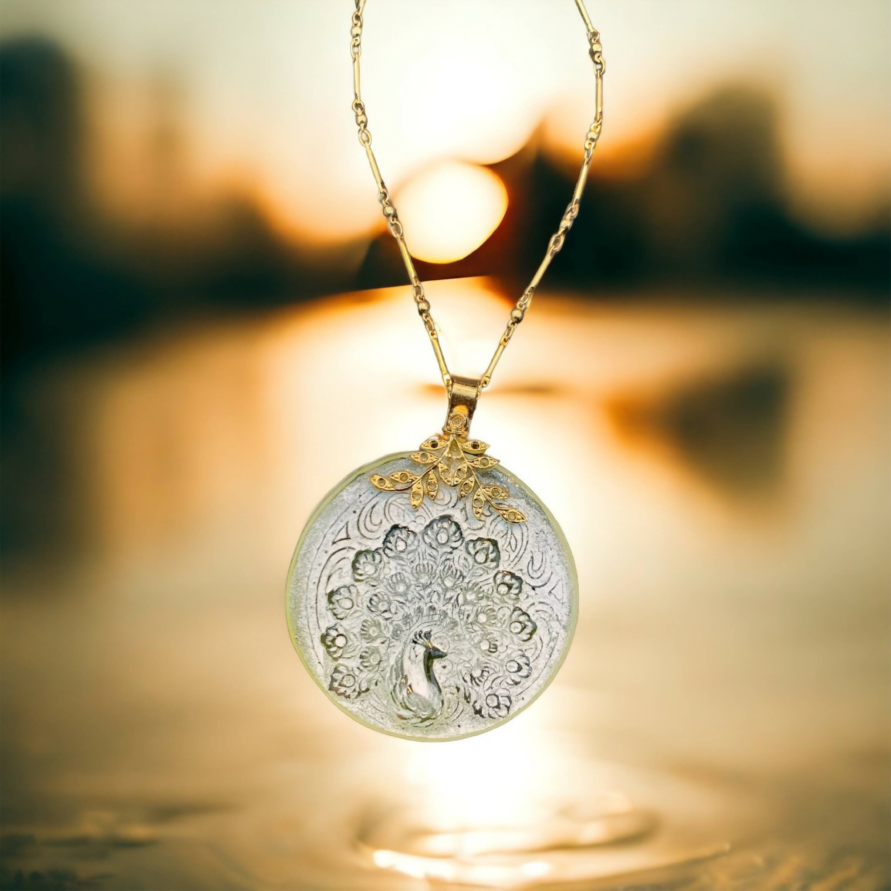 paon, animal, majestueux, porte chance, printemps, bijou symbolique, ethnique, romantique, chic bohème, amoureux, collier pour femme, art déco, art nouveau, idées cadeaux pour elle, saint Valentin, piece unique, sautoir, pierre semi-precieuse, pate de verre, cristal | EMPREINTES Paris