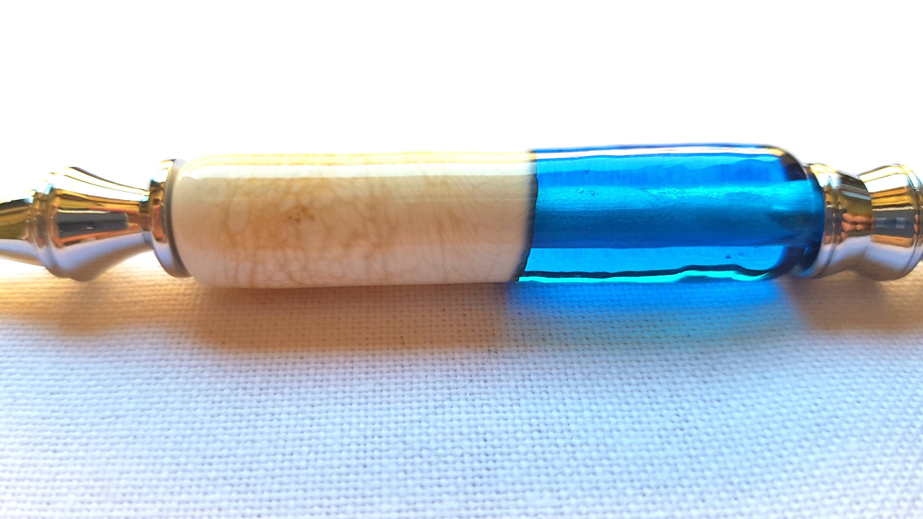 Coupe-Papier en verre filé au chalumeau Bleu, Ivoire | EMPREINTES Paris