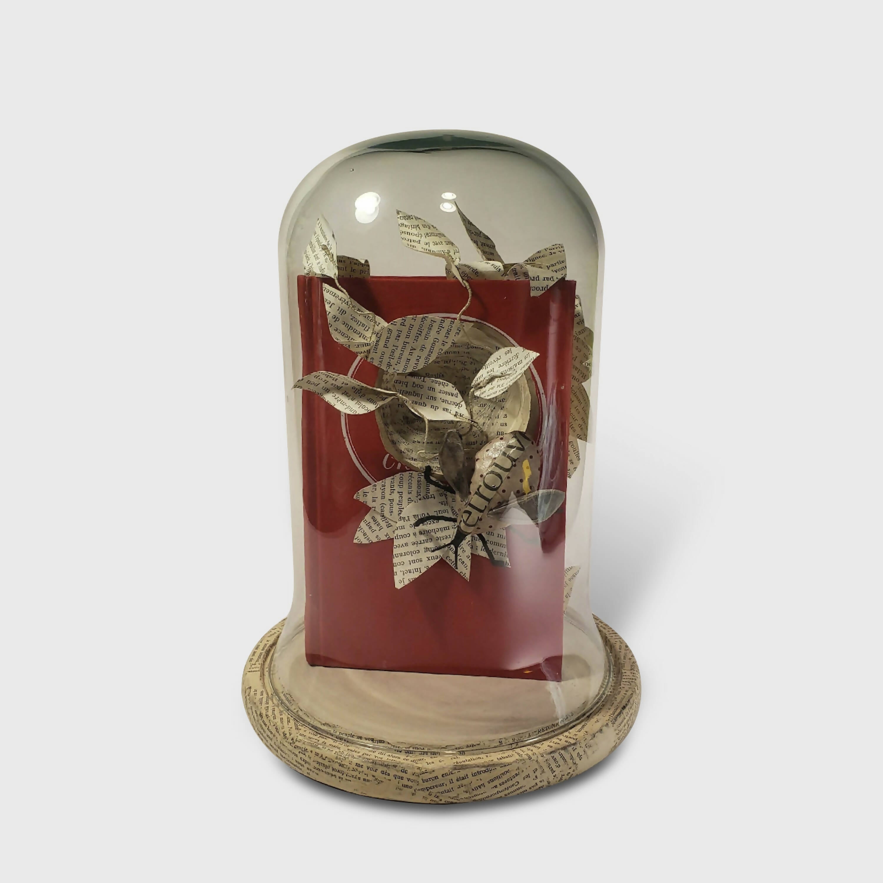 Sculpture papier Livre rouge habité | EMPREINTES Paris