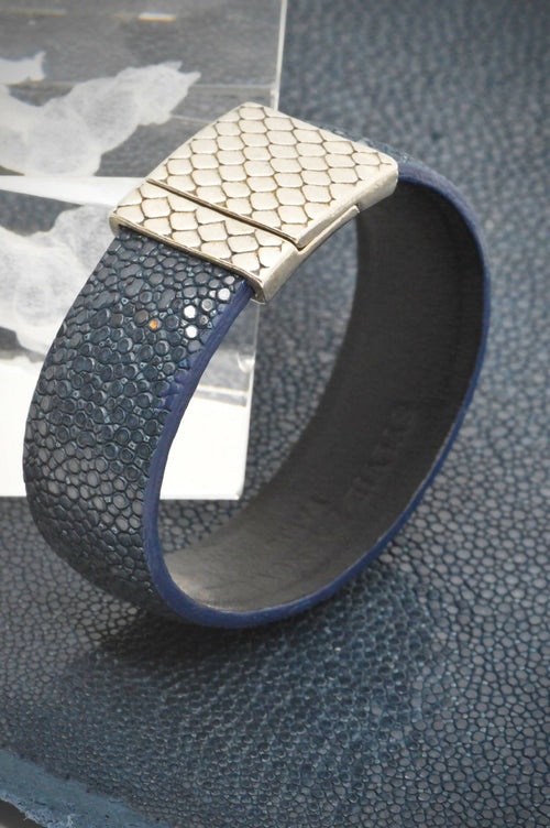 Manchette galuchat bleu de prusse- Fermoir "écailles" | EMPREINTES Paris - EMPREINTES Paris