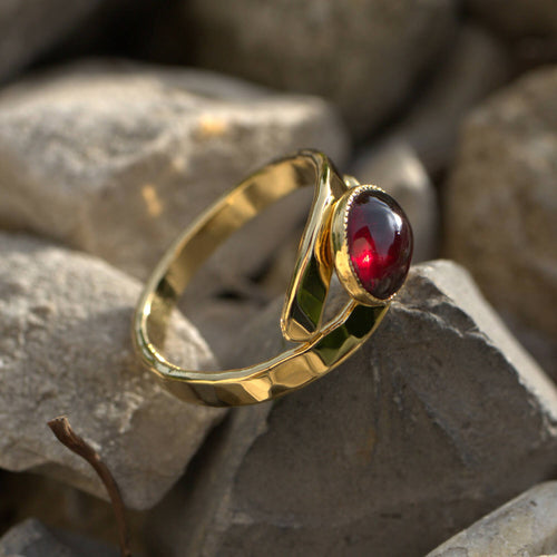 Bague EMULSIA plaqué or avec un grenat. | EMPREINTES Paris - EMPREINTES Paris