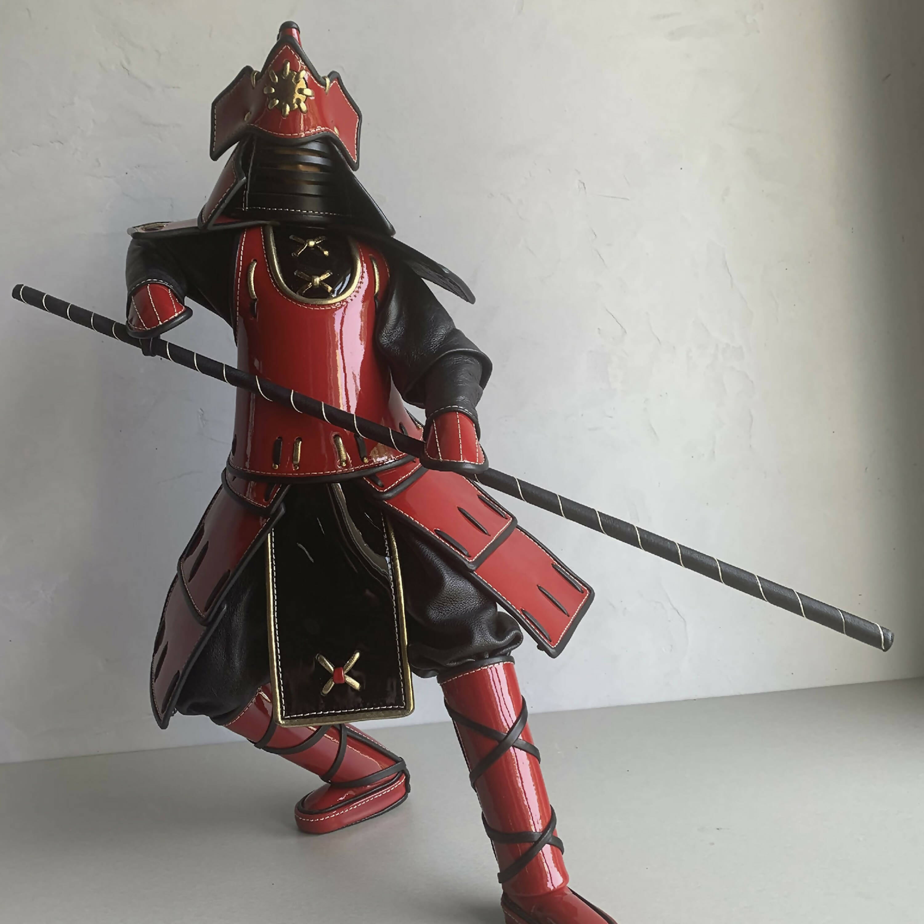 sculpture_samourai_lancier_rouge_et_noir_sculpture_cuir_annie_delemarle | EMPREINTES Paris