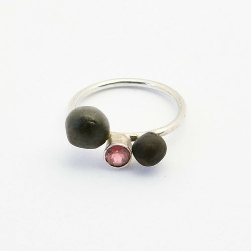 Bague en porcelaine boules noires mat et spinelle rose | EMPREINTES Paris - EMPREINTES Paris