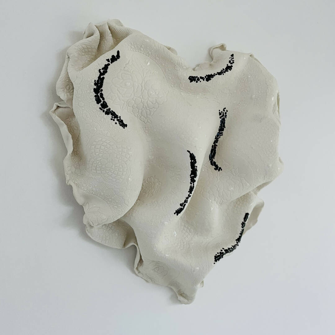 Bas relief tableau collection cœur porcelaine verre noire | EMPREINTES Paris