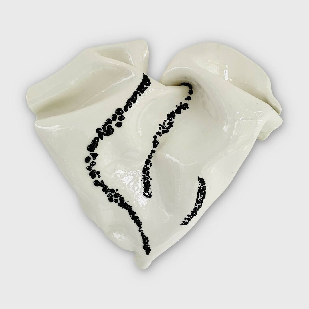 Bas relief tableau collection cœur porcelaine émail et verre noir | EMPREINTES Paris