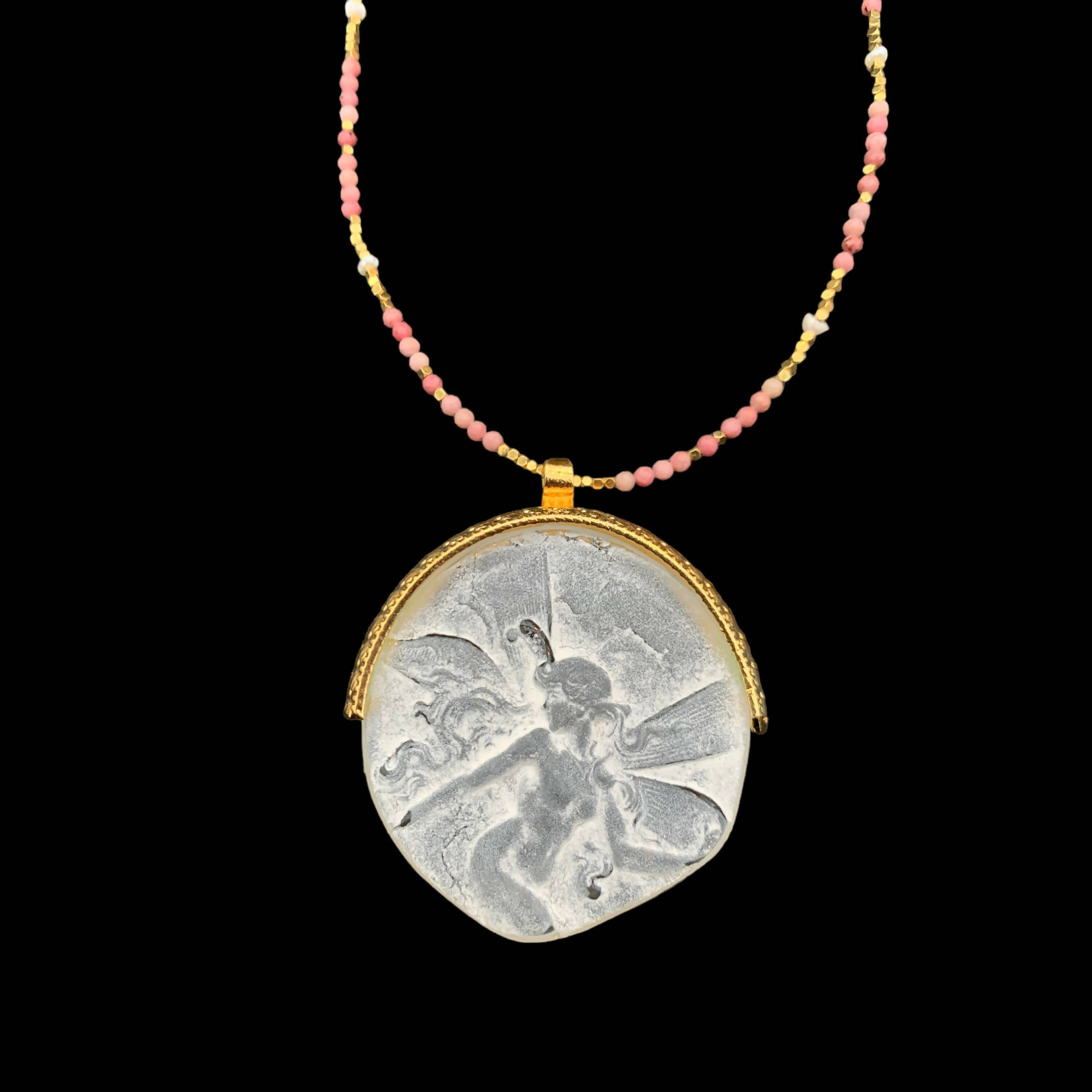 femme ailée, fée, ange, onirique, pastel, rose, rhodonite, majestueux, bijou symbolique, ethnique, romantique, chic bohème, amoureux, collier pour femme, art déco, art nouveau, idées cadeaux pour elle, saint Valentin, piece unique, tour de cou, pierre semi-precieuse, pate de verre, cristal | EMPREINTES Paris
