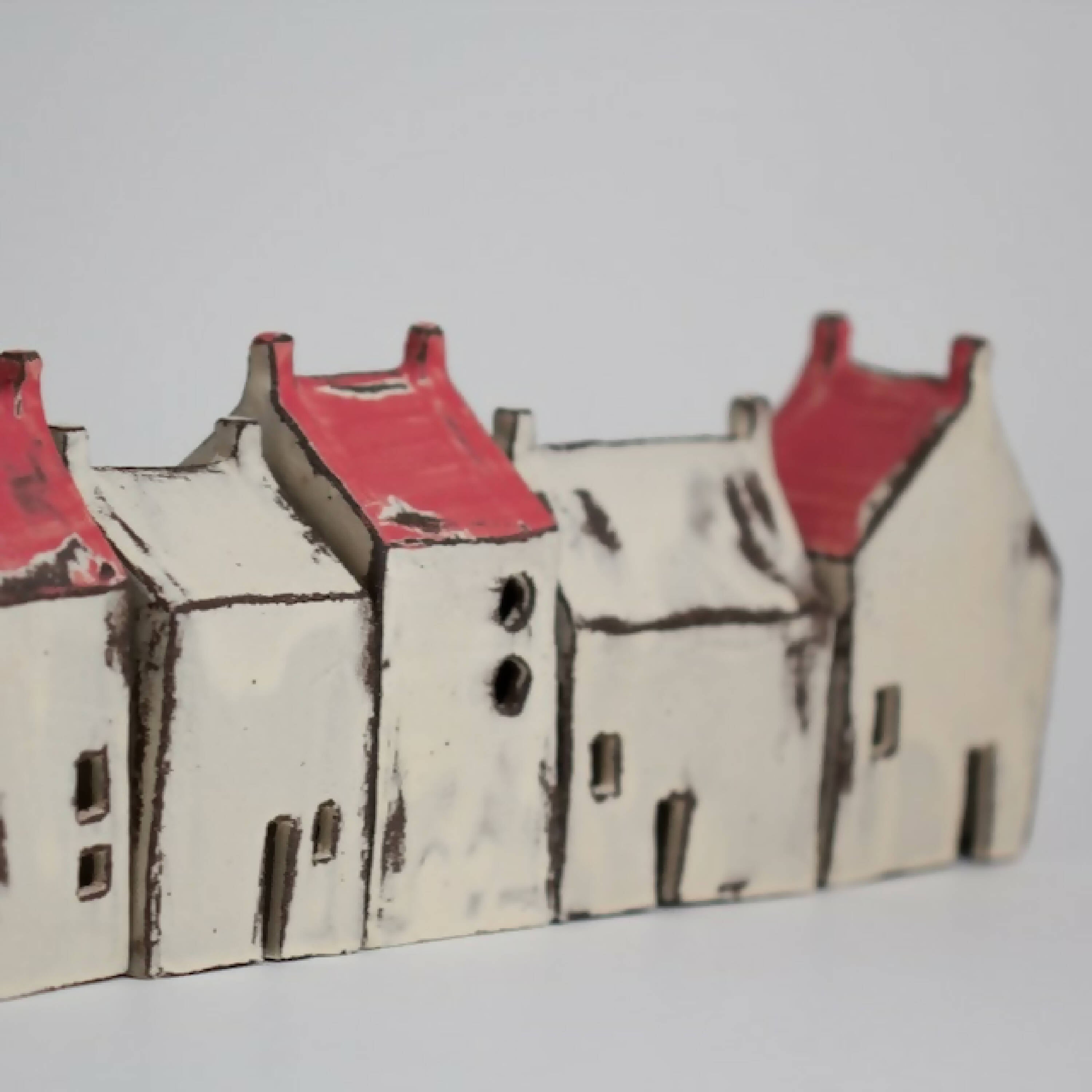 Maison des Cornouailles avec toit rouge | EMPREINTES Paris | EMPREINTES Paris