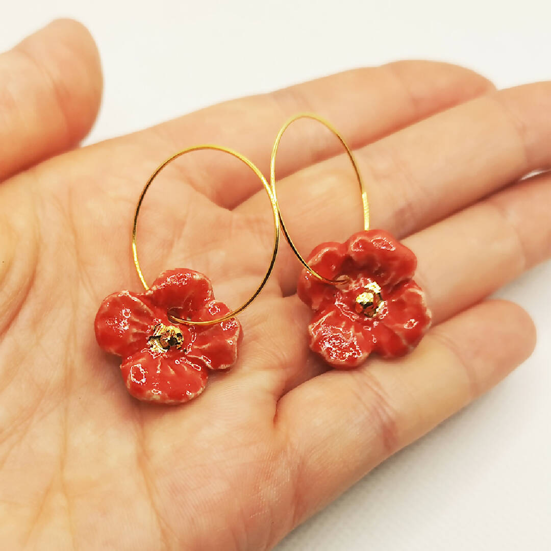 Boucles d'oreilles créoles fleurs rouges et or 4 pétales