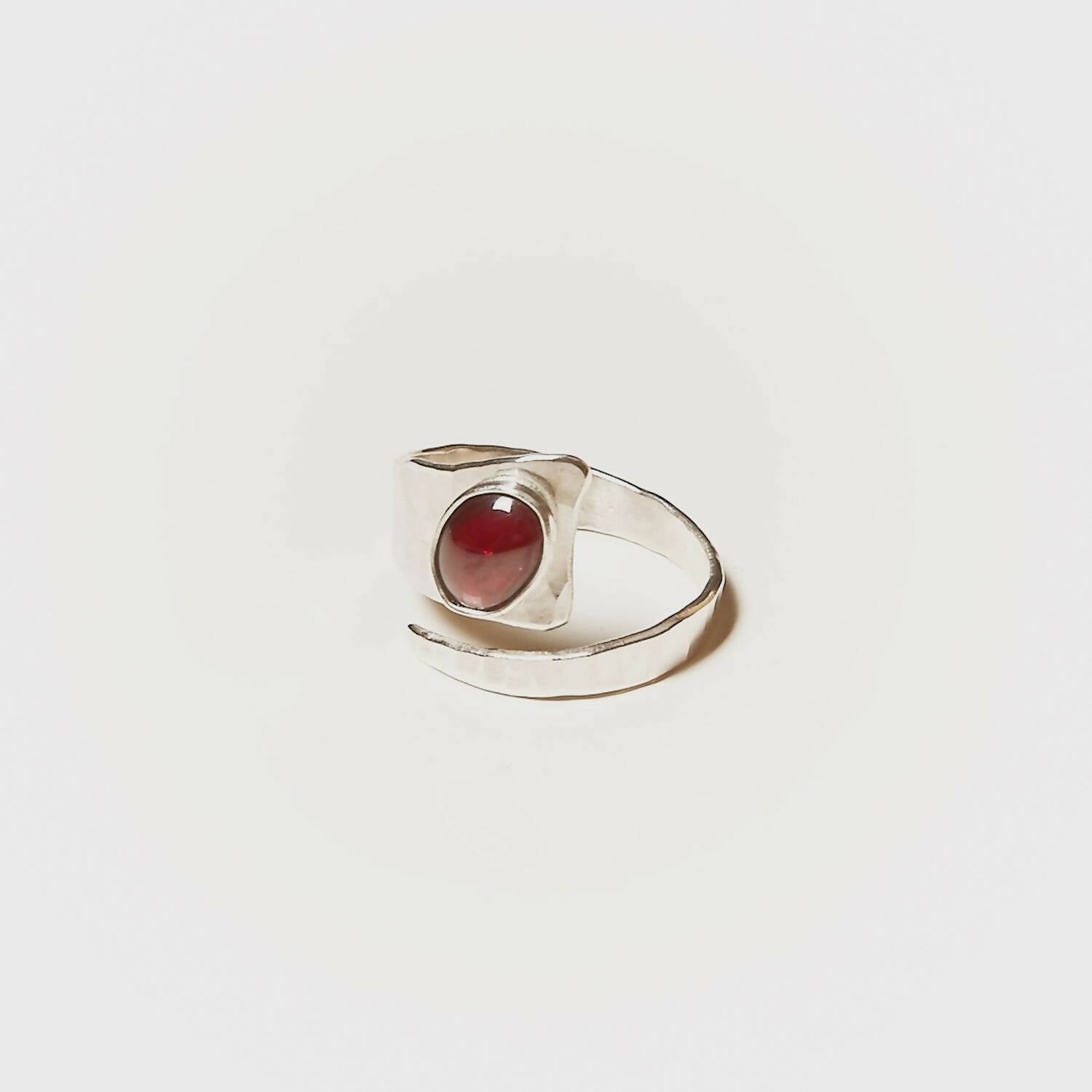 Bague ROMAE en argent avec un grenat. | EMPREINTES Paris