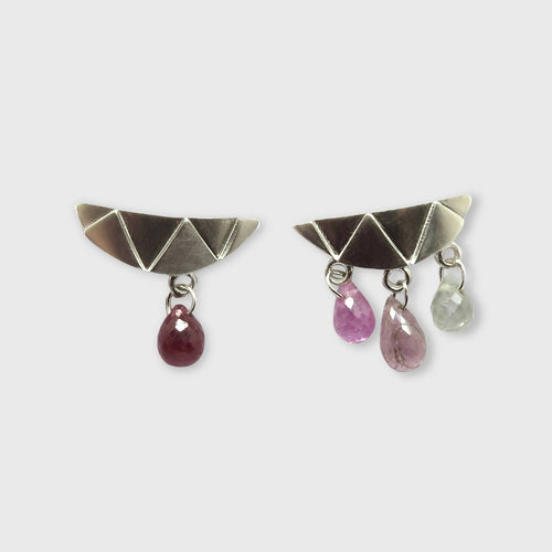 Boucles d'oreilles asymétriques saphirs et rubis | EMPREINTES Paris - EMPREINTES Paris