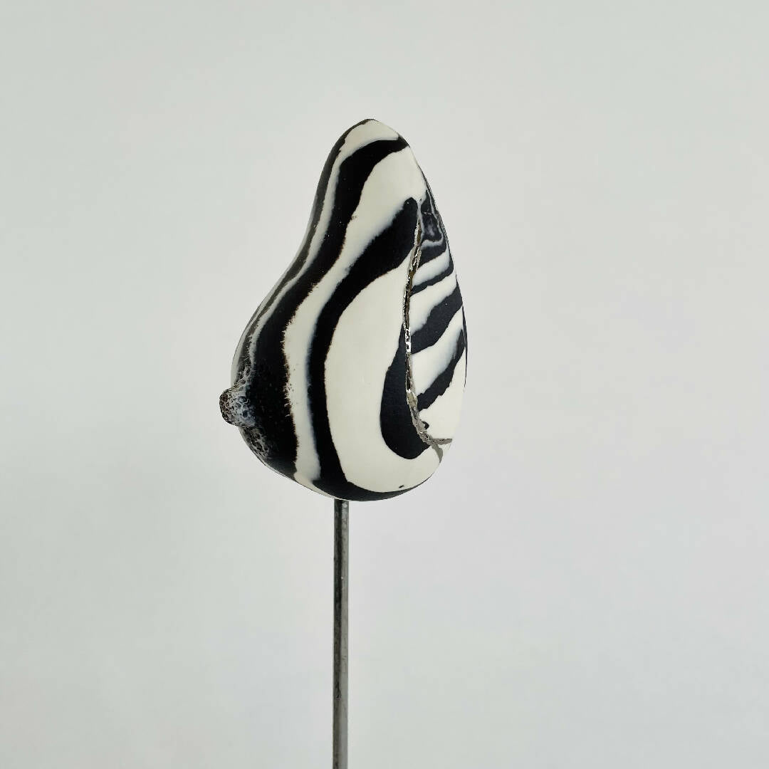 Sculpture sein porcelaine noire et blanche et liserés argent | EMPREINTES Paris