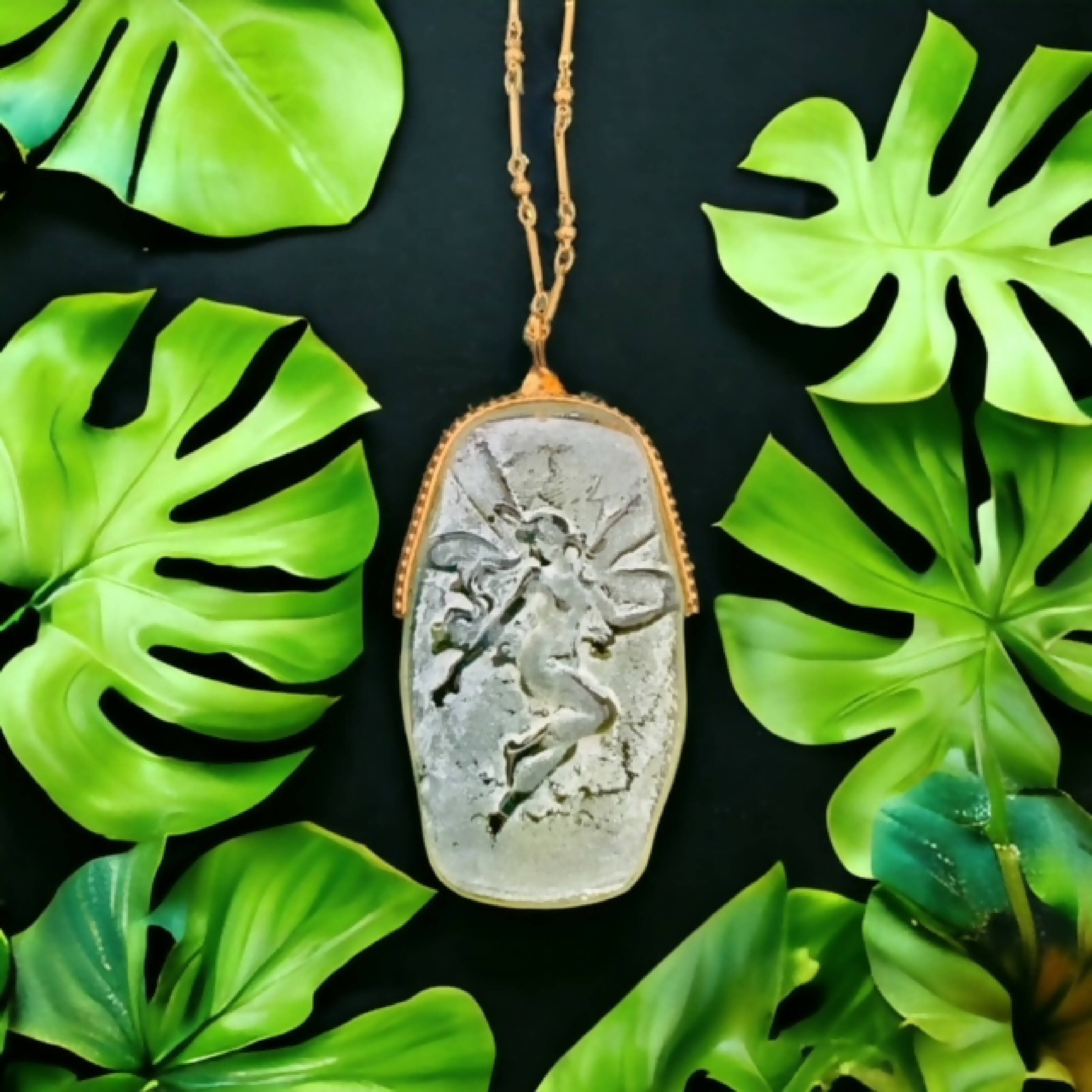 Collier pendentif long fée verte et pierre semi-precieuse | EMPREINTES Paris | EMPREINTES Paris