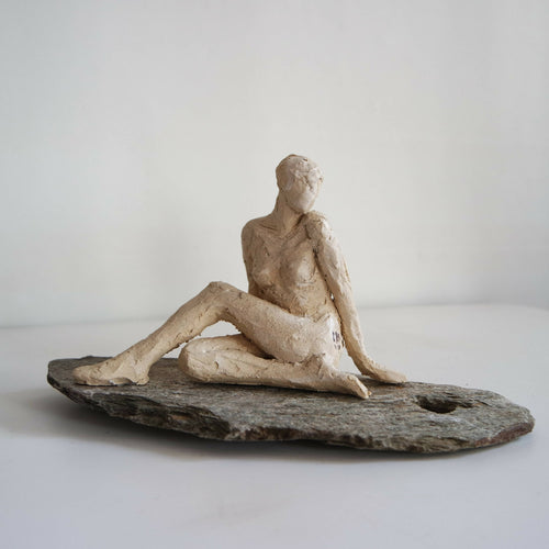 Sculpture Femme assise sur lauze | EMPREINTES Paris - EMPREINTES Paris