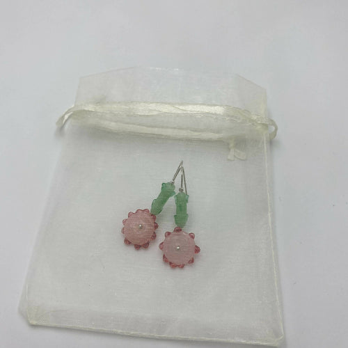 Boucles d'oreilles Tournesols rose opaline, pétales roses à l'or et tiges vertes | EMPREINTES Paris - EMPREINTES Paris