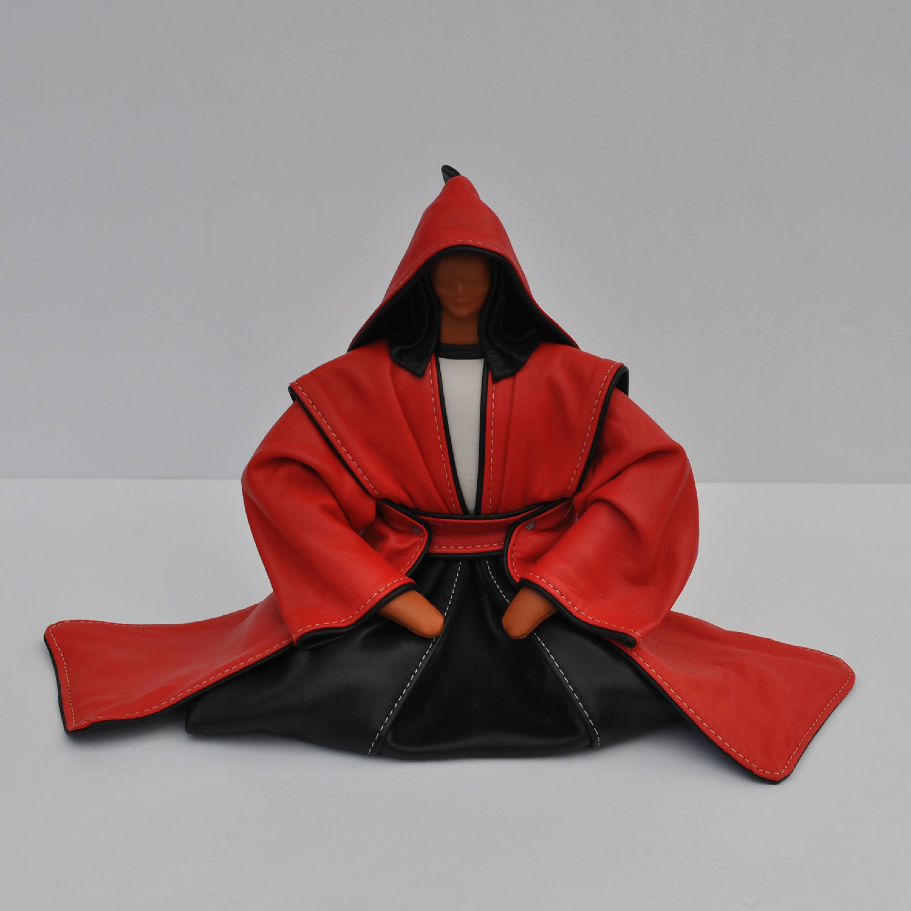 Sculpture Samouraï à genoux rouge | EMPREINTES Paris