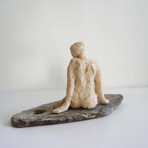 Sculpture Femme assise sur lauze | EMPREINTES Paris - EMPREINTES Paris