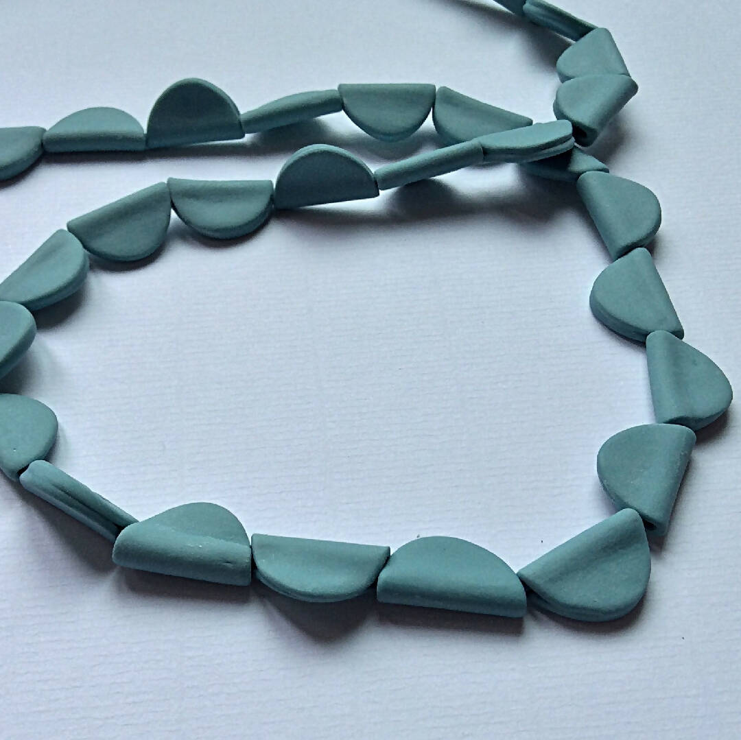 Collier les petits volets en porcelaine vert sauge | EMPREINTES Paris