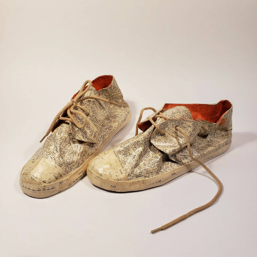 Sculpture papier Une paire de basket | EMPREINTES Paris - EMPREINTES Paris