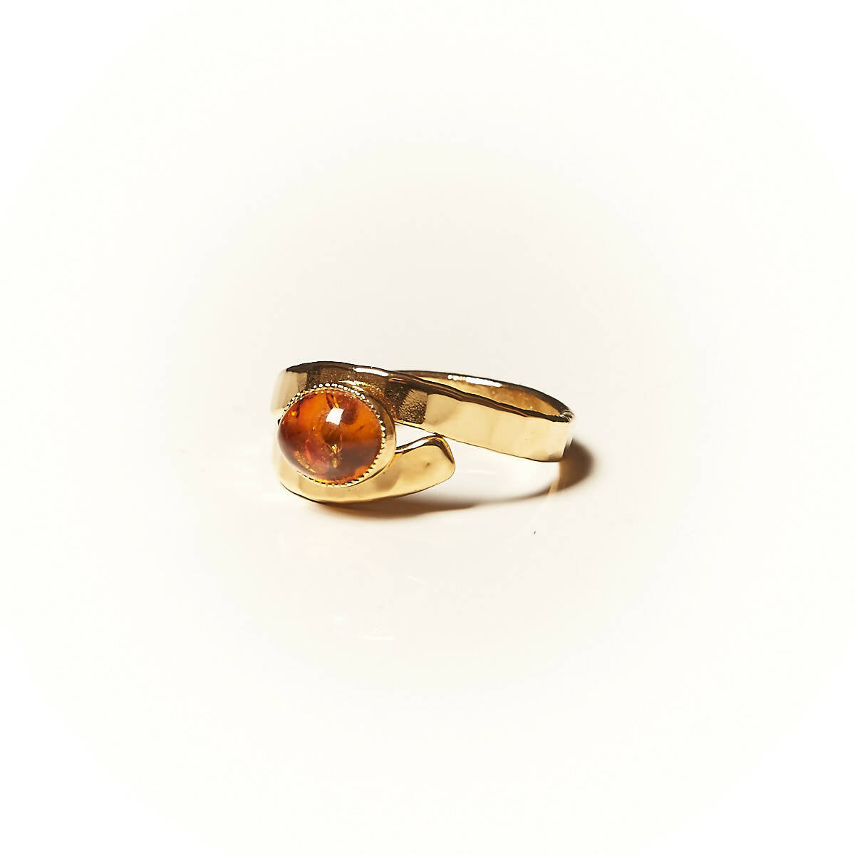 Bague EMULSIA plaqué or avec une ambre. | EMPREINTES Paris
