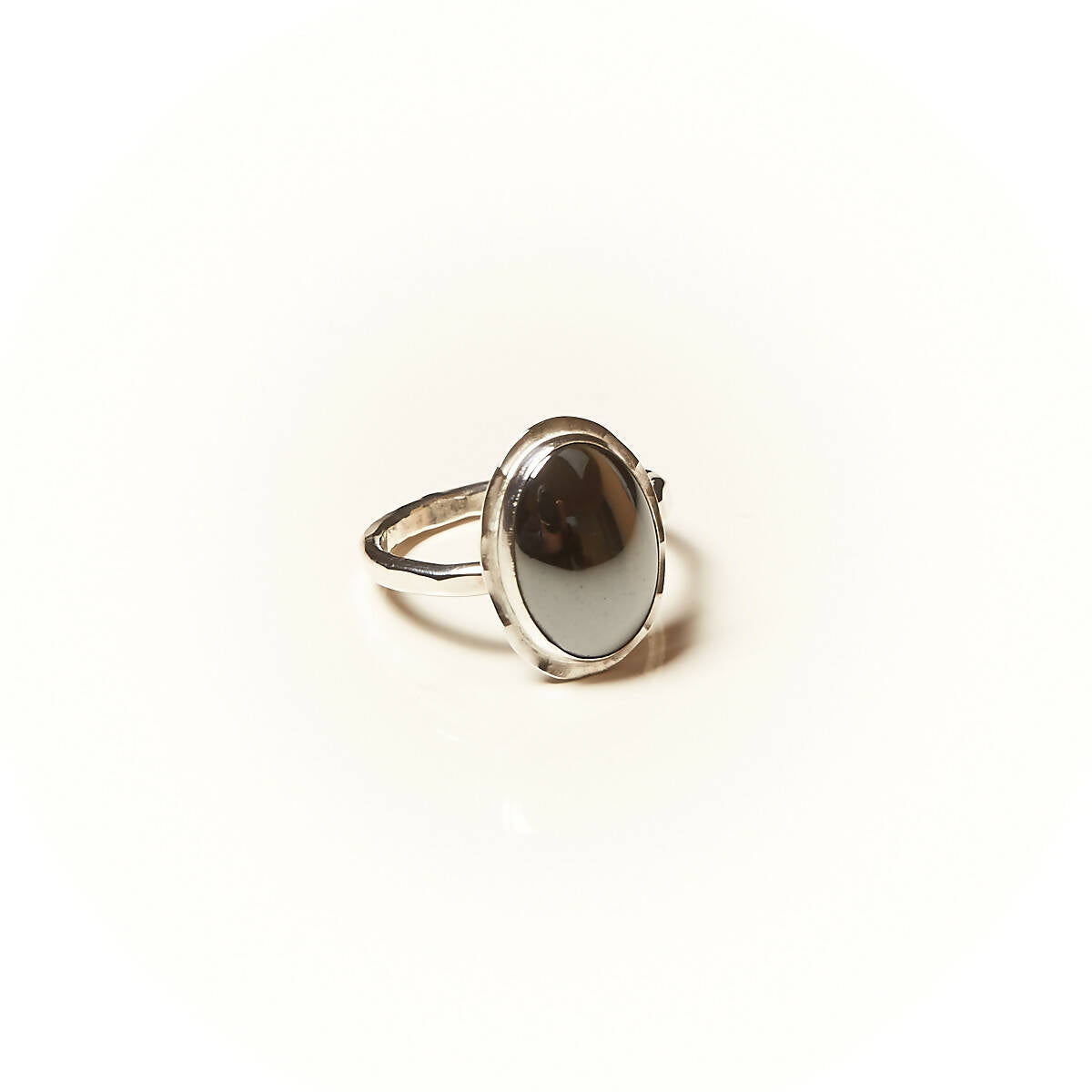 Bague GLAIA en argent avec une hématite. | EMPREINTES Paris