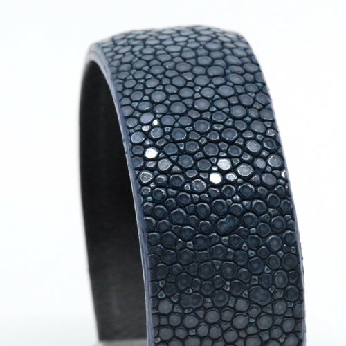 Manchette galuchat bleu de prusse- Fermoir "écailles" | EMPREINTES Paris - EMPREINTES Paris