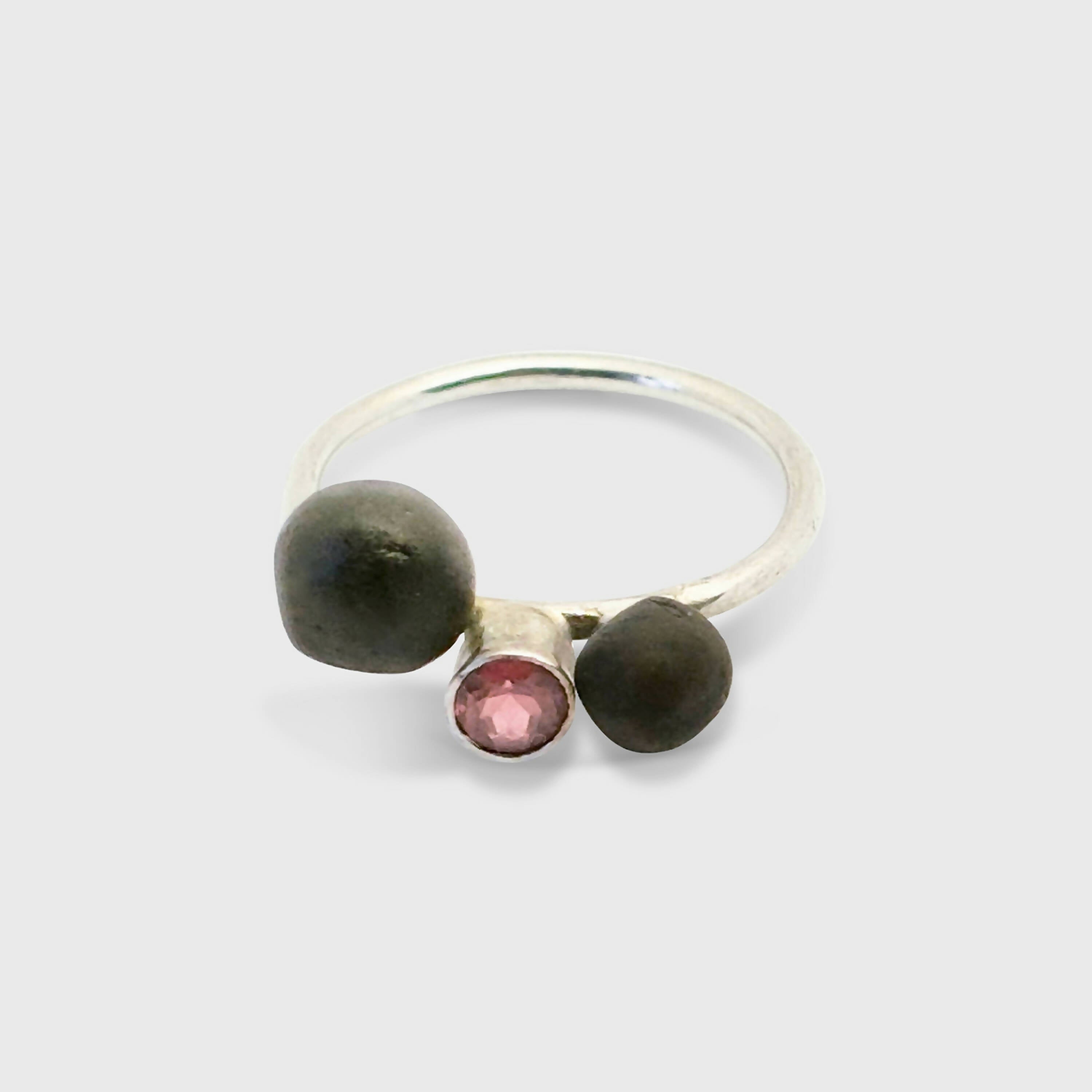 Bague en porcelaine boules noires mat et spinelle rose | EMPREINTES Paris