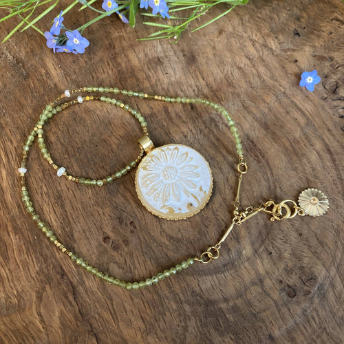 fleur, marguerite, printemps, pastel, blanc, majestueux, bijou symbolique, ethnique, romantique, chic bohème, amoureux, collier pour femme, art déco, art nouveau, idées cadeaux pour elle, saint Valentin, piece unique, tour de cou, pierre semi-precieuse, pate de verre, cristal | EMPREINTES Paris - EMPREINTES Paris