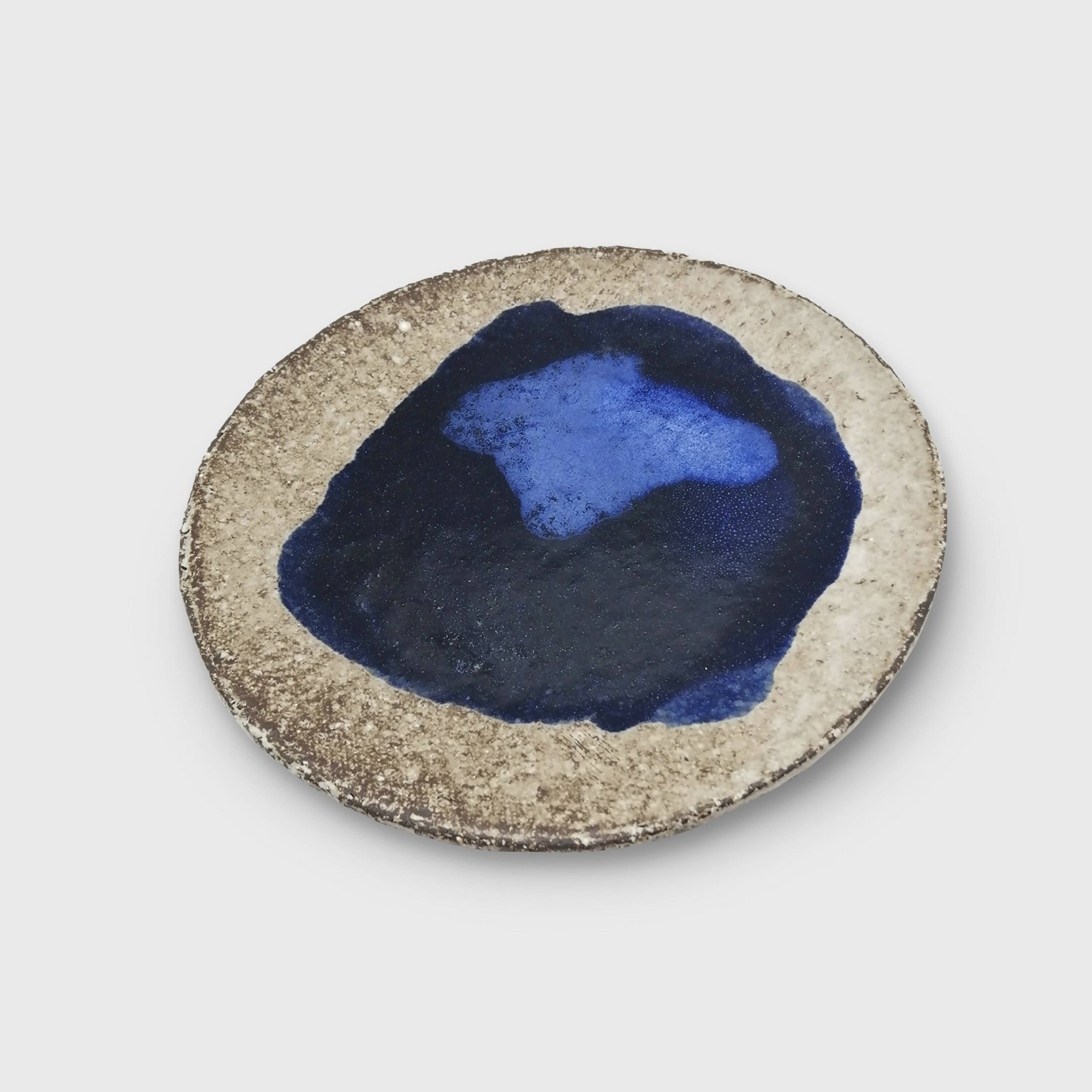 Assiette en grès émaillée de bleus | EMPREINTES Paris