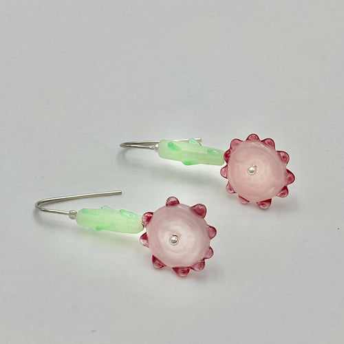 Boucles d'oreilles Tournesols rose opaline, pétales roses à l'or et tiges vertes | EMPREINTES Paris - EMPREINTES Paris