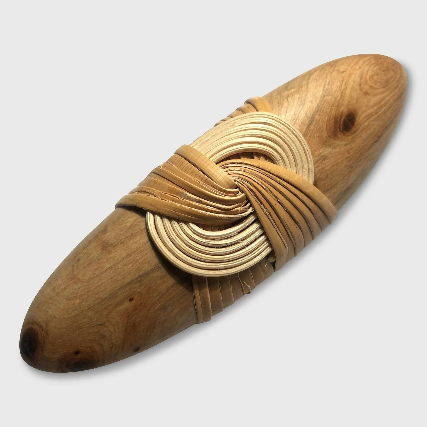 Galet de genévrier cade rosace avec vannerie de rotin | EMPREINTES Paris