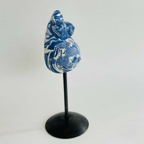Sculpture femme enceinte nériage porcelaine blanche et bleue 2 | EMPREINTES Paris - EMPREINTES Paris