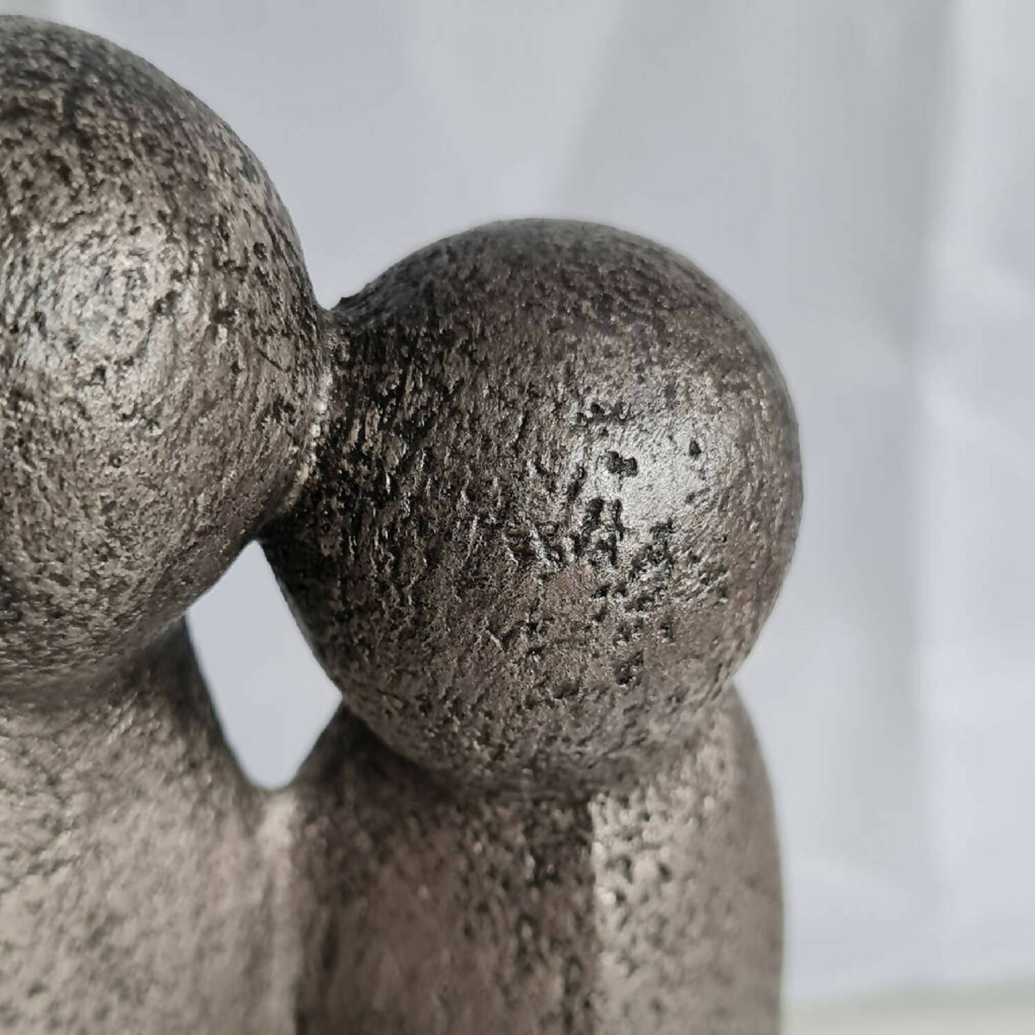 Sculpture couple en argile TOGETHER | EMPREINTES Paris | EMPREINTES Paris