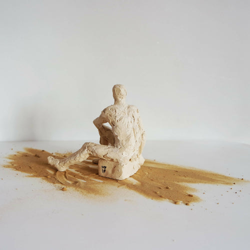 Sculpture Homme assis sur socle grès blanc | EMPREINTES Paris - EMPREINTES Paris