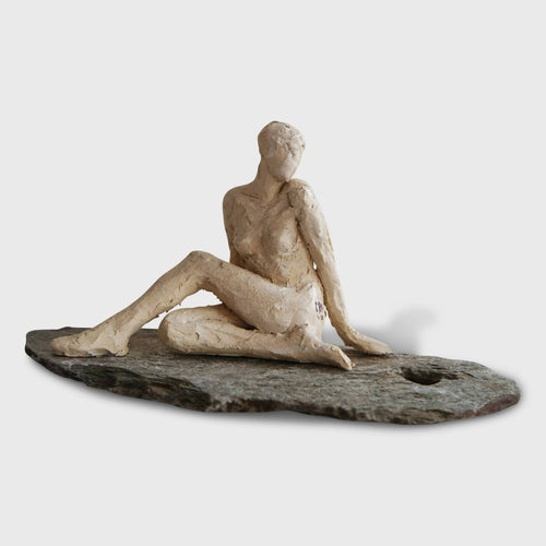 Sculpture Femme assise sur lauze | EMPREINTES Paris - EMPREINTES Paris