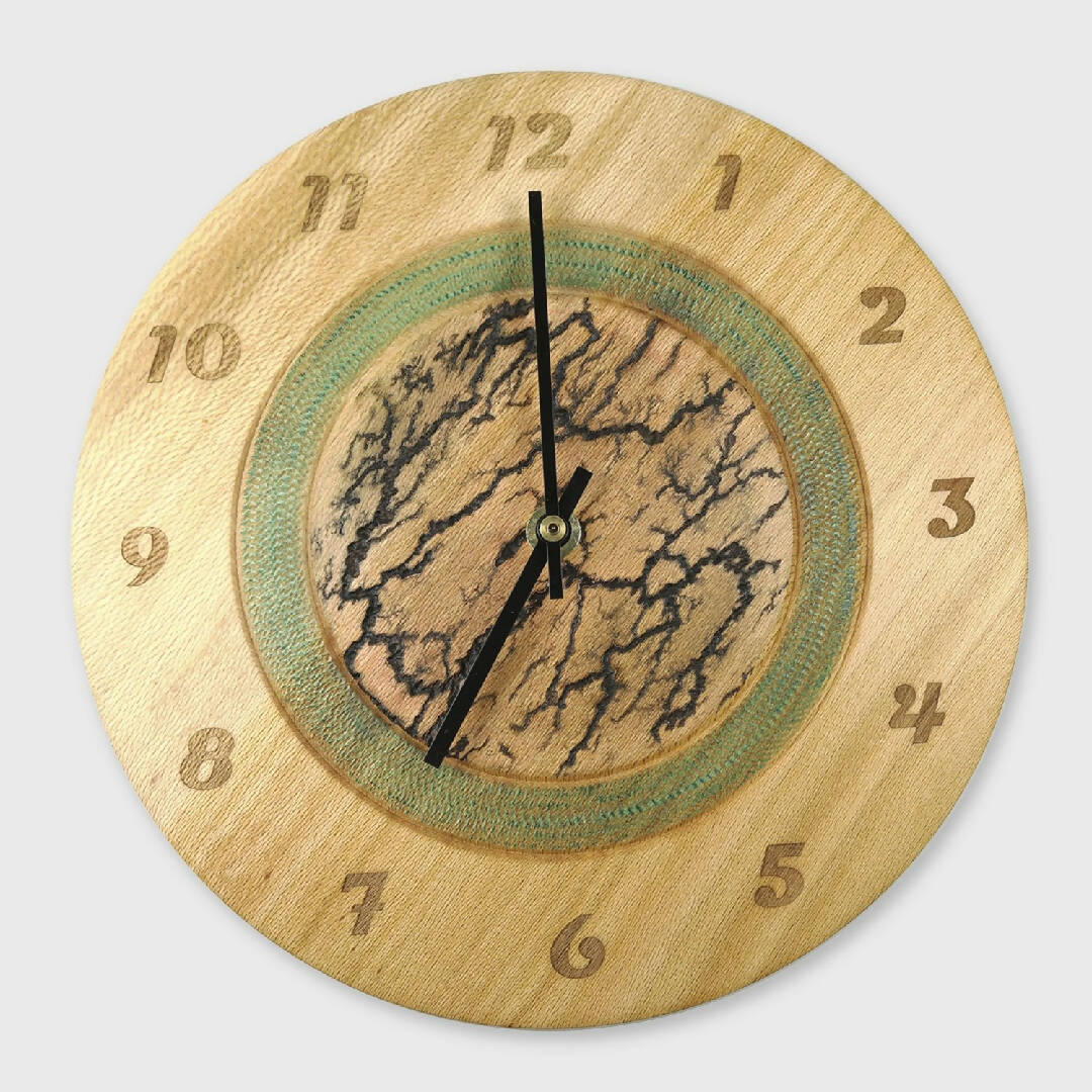 Pendule murale en platane avec gravures électriques | EMPREINTES Paris