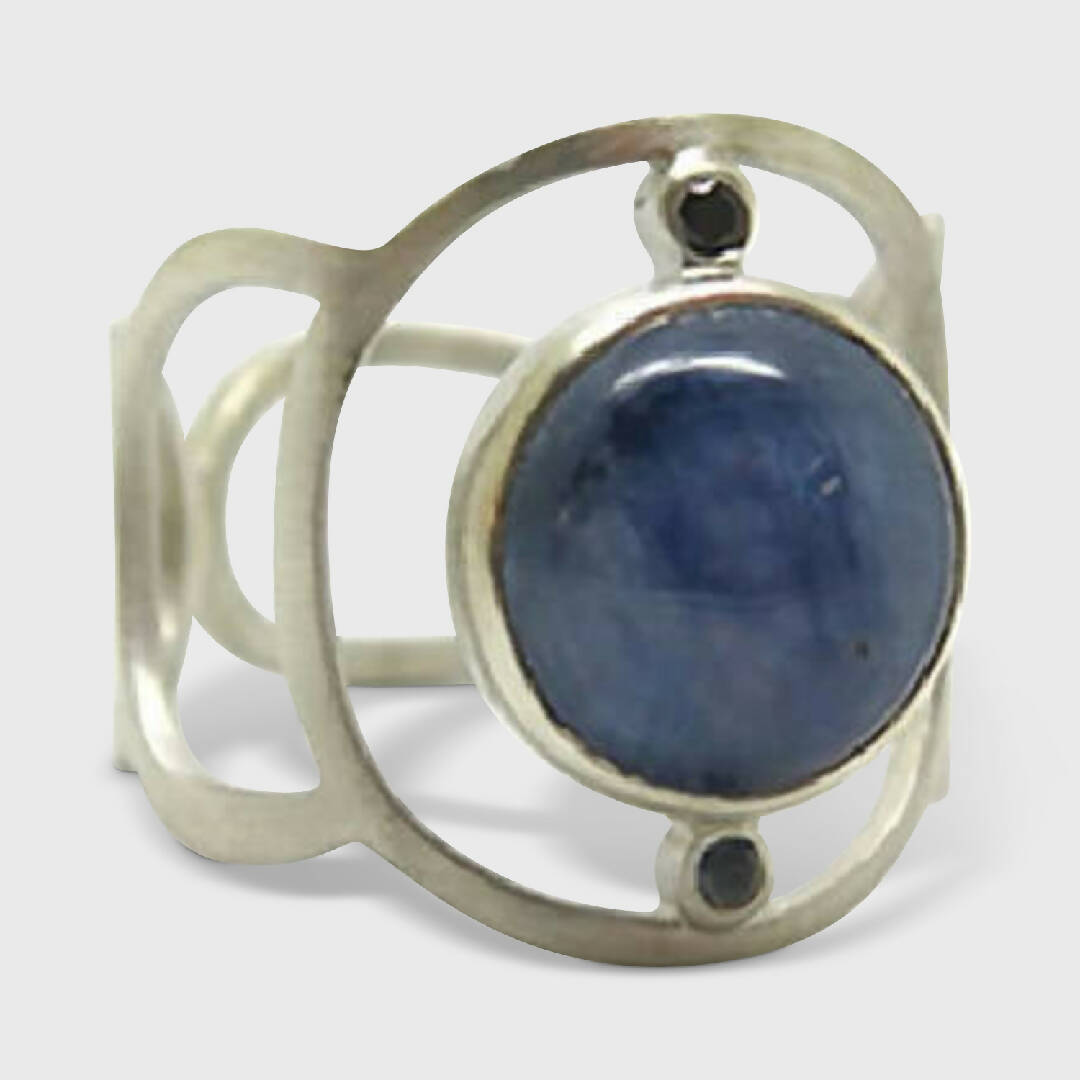 Bague en argent ajouré cabochon de cyanite et spinelles | EMPREINTES Paris