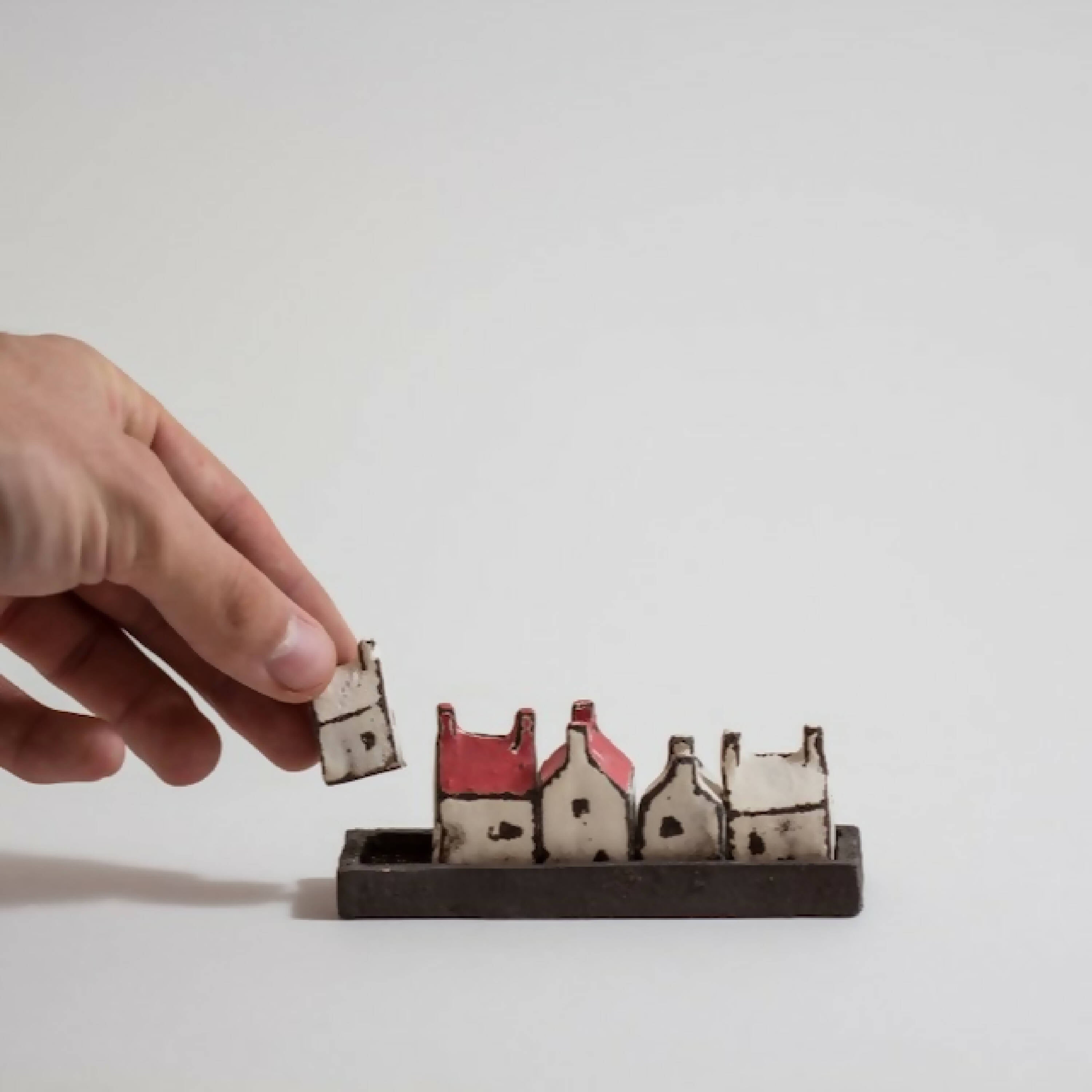 Ensemble de 5 maisons miniatures dans petit plateau rectangulaire | EMPREINTES Paris | EMPREINTES Paris