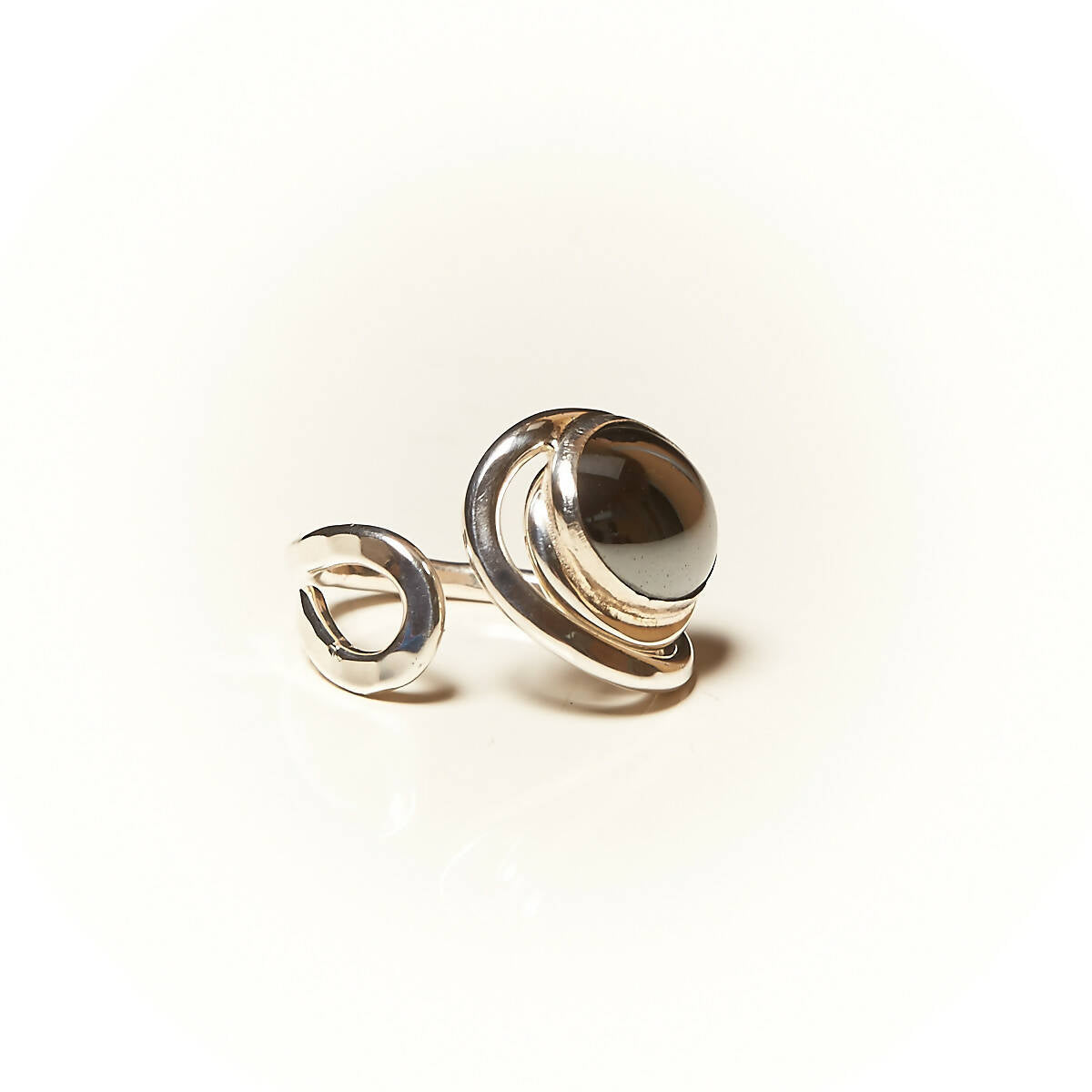 Bague VOLUPTIA en argent avec une hématite. | EMPREINTES Paris