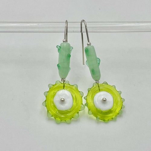 Boucles d'oreilles Tournesols verts aux coeurs blancs, tiges vertes | EMPREINTES Paris - EMPREINTES Paris